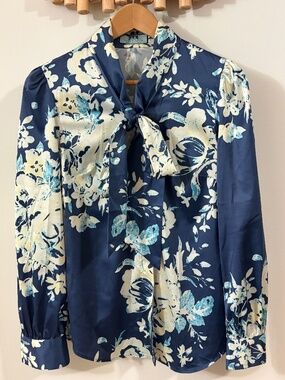 UK 8 - Hawes & Curtis (Semi-Fitted Pussybow Blouse)